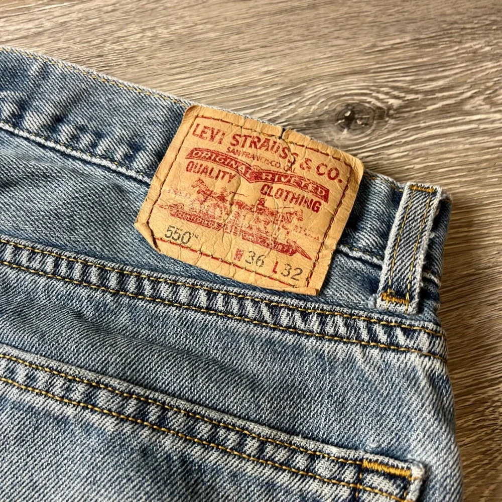 Levi's 550 Relaxed Fit Mens 36x32 Blue Paint Splatter Distressed Baggy Jeans